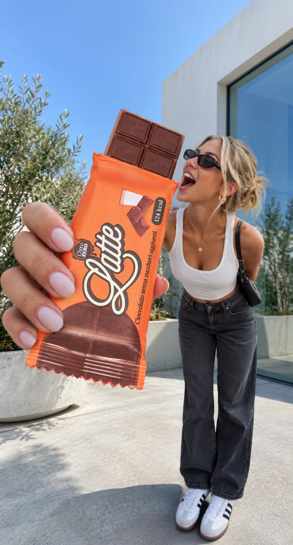 Una ragazza mostra una tavoletta Choco Zero al latte