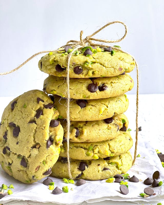 Biscotti San Valentino al cioccolato fondente e crema al pistacchio