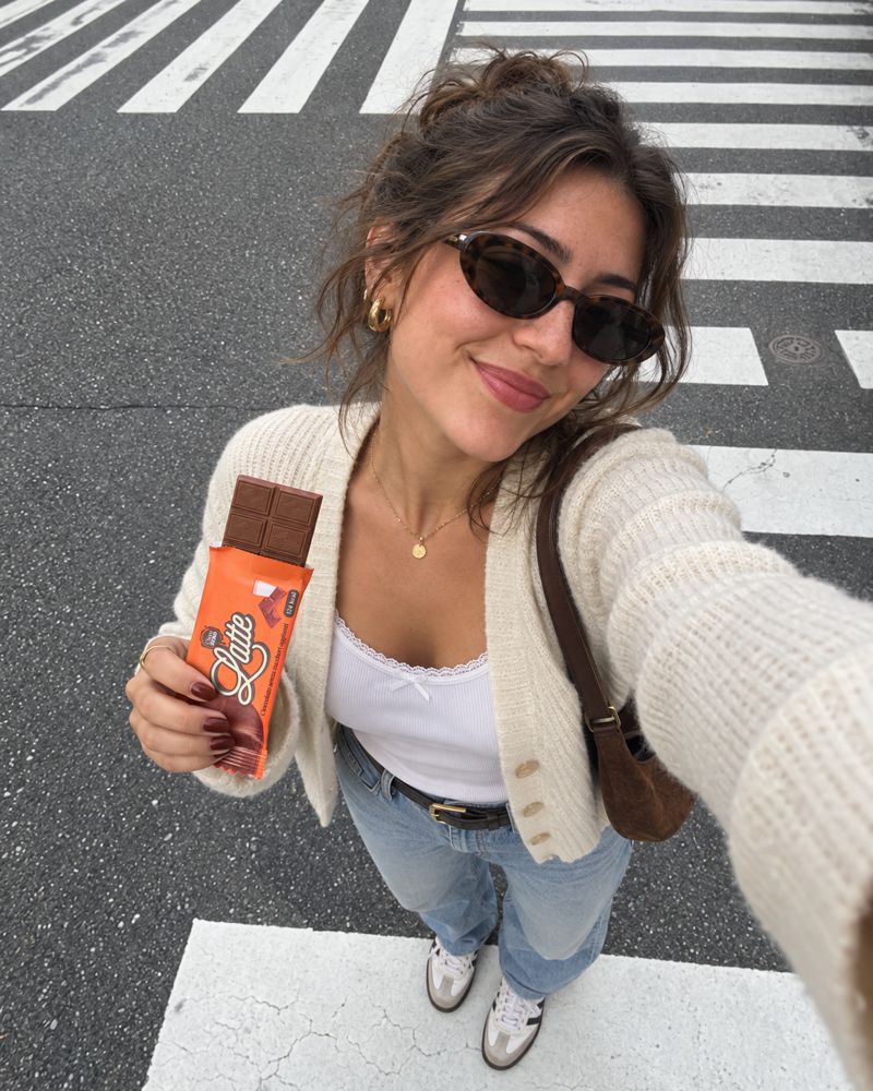 Ragazza per strada con una tavoletta Choco Zero