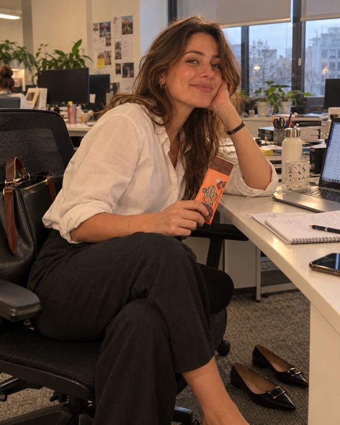 Ragazza in ufficio con una tavoletta Choco Zero
