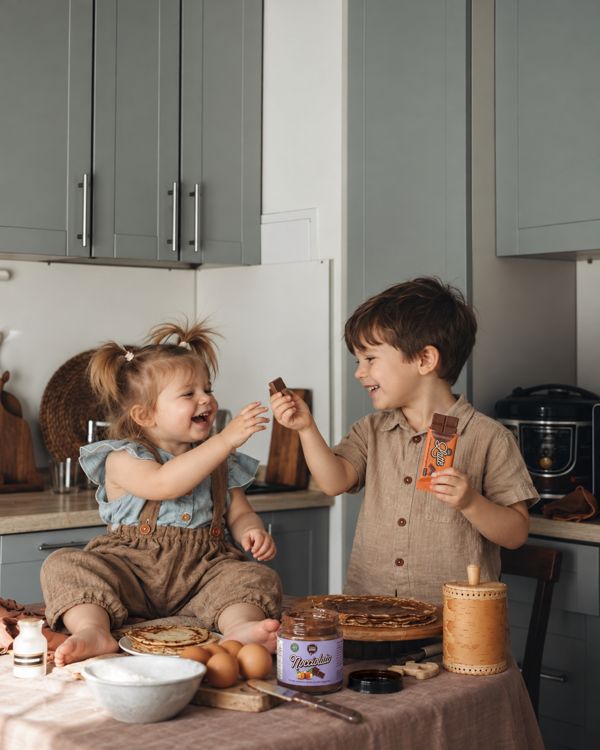 Due bambini a colazione con la crema Choco Zero